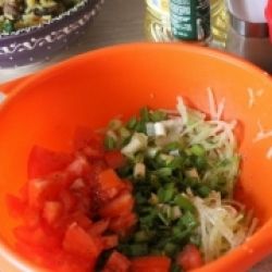 Сочный салат из зеленой редьки к плову