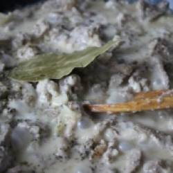 Cвинина в сметанно-луковом соусе