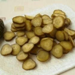 Картофельный салат со щавелем и маринованными огурцами