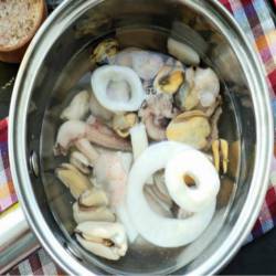 Бергенский крем-суп с рыбой и креветками