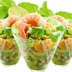 Праздничный салат-коктейль из морепродуктов с фруктами и овощами
